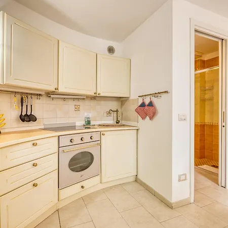 Apartment With Garden - Happy